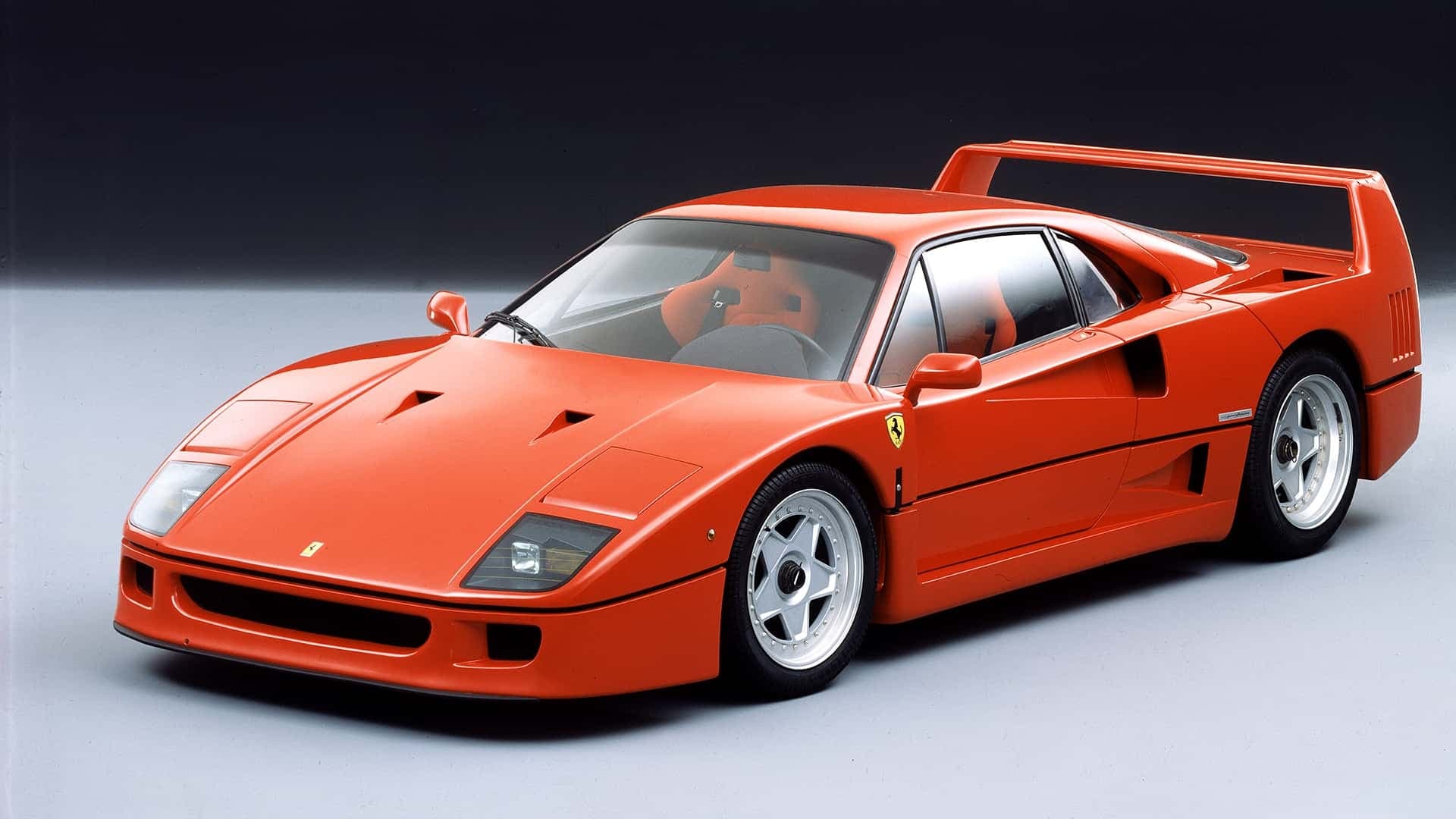 Lewis Hamilton realiza sonho e traz Ferrari F40 de volta à vida