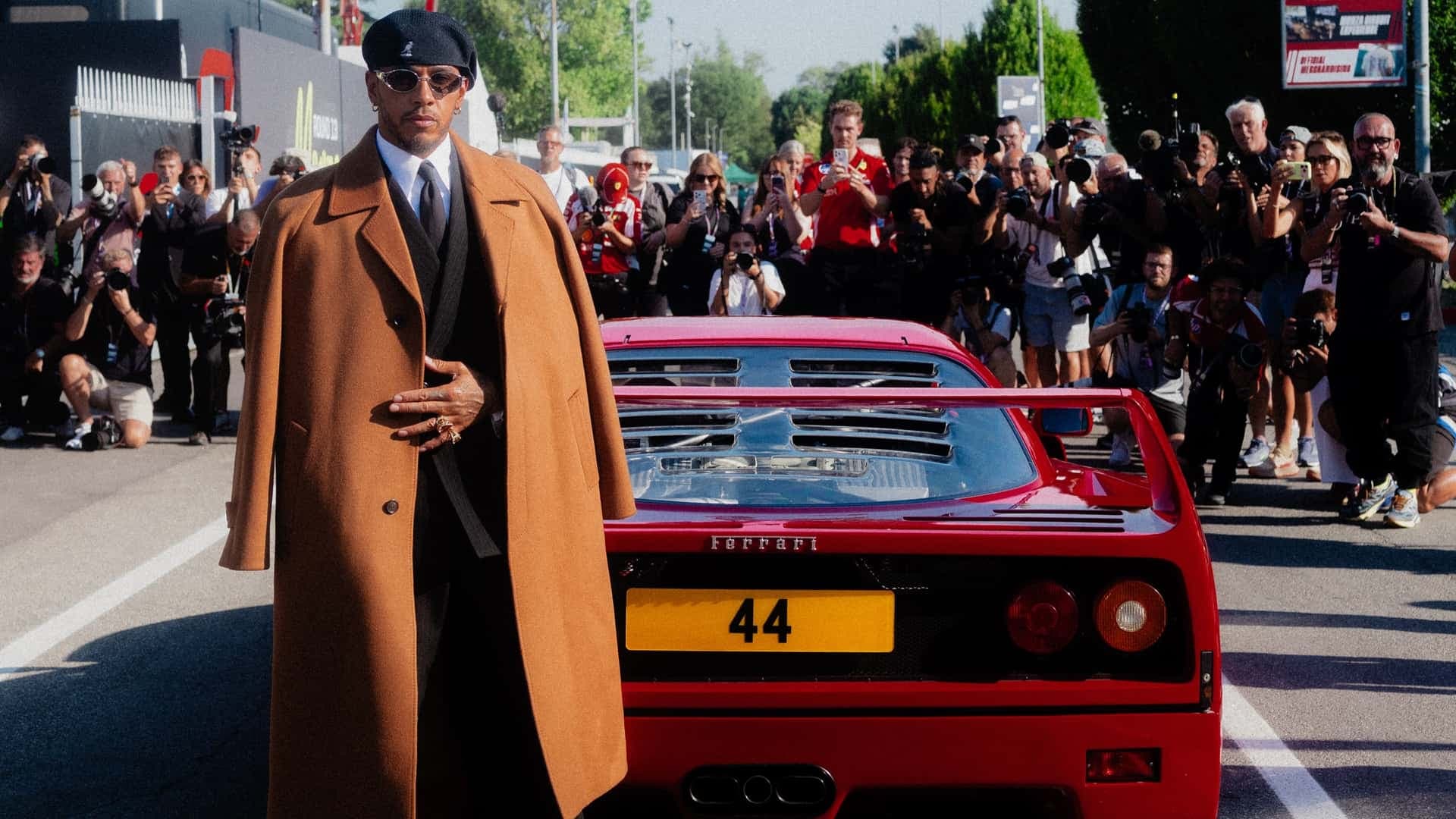 Coincidência ou destino: Ferrari F40 de Lewis Hamilton traz o número 44 gravado no motor