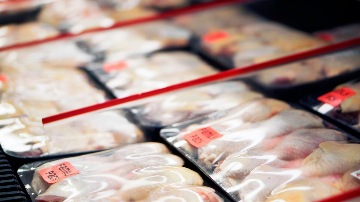 Preço do frango resfriado supera o da carne suína pela primeira vez desde 2004