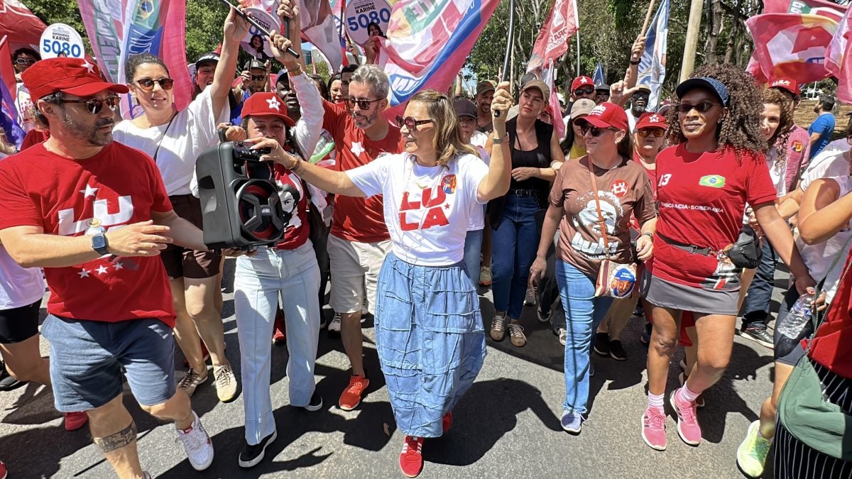 Janja participa de caminhada com candidatos do Pt em Brasília