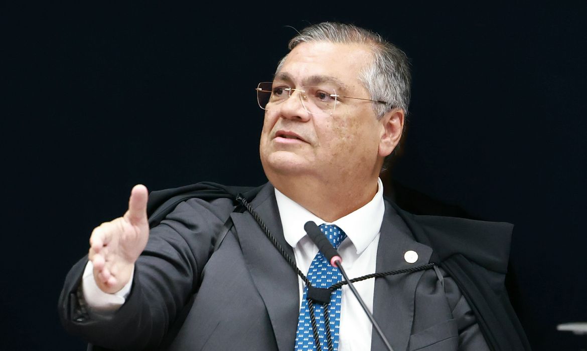 Ministro Dino derruba remoção de posts sobre Flávio Bolsonaro e Nossa Senhora