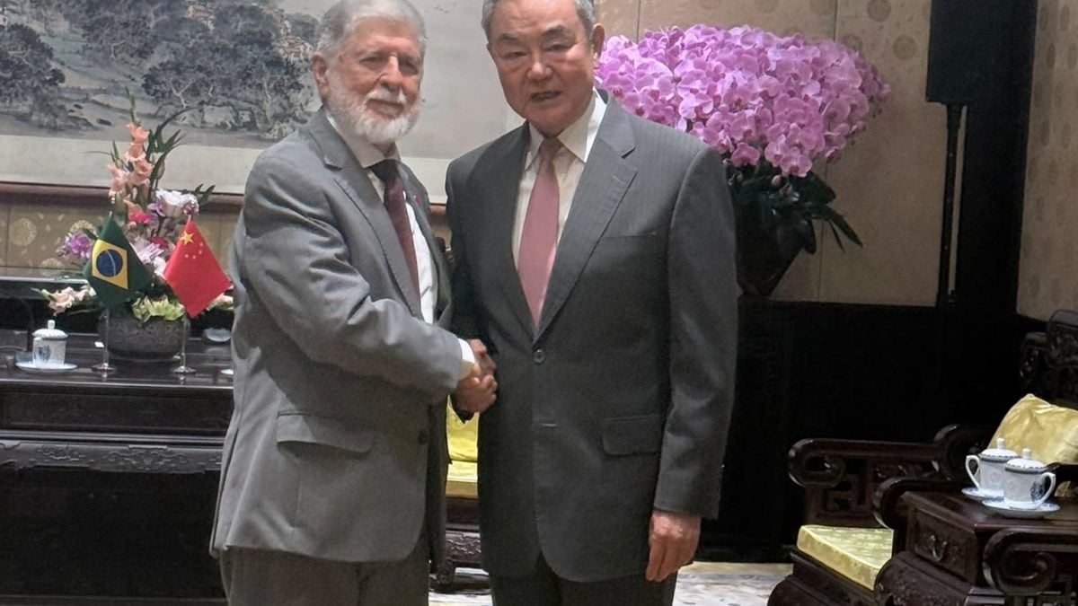 Celso Amorim entrega carta de Lula a Xi Jinping em Pequim