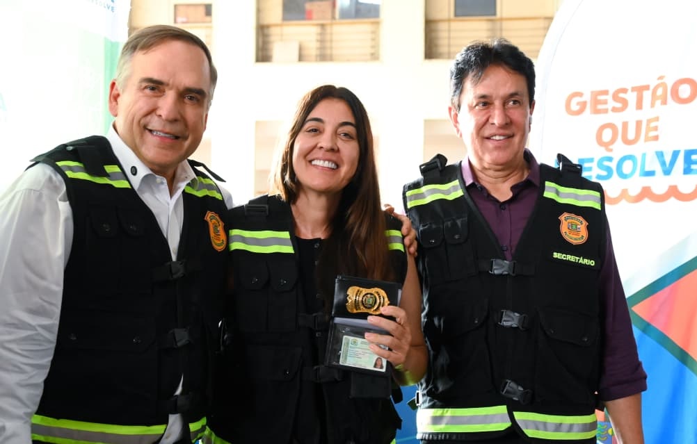 Mabel entrega 172 carteiras funcionais e coletes a auditores fiscais em Goiânia