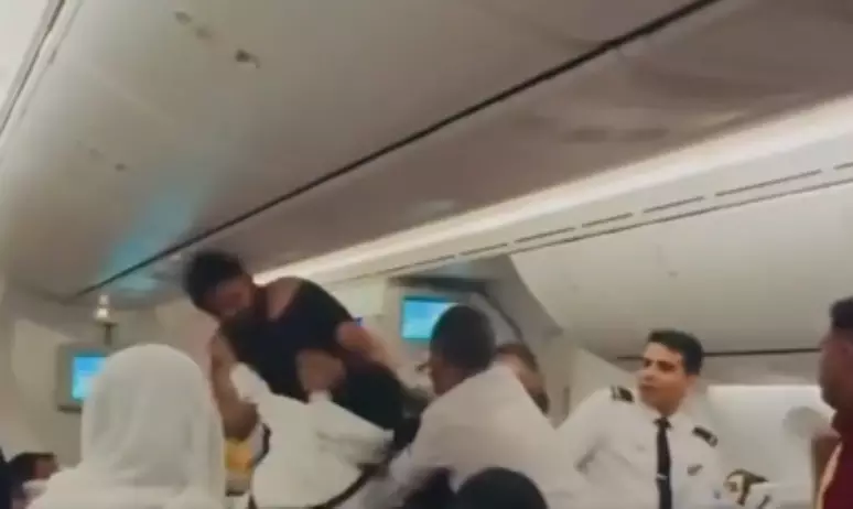Passageiros trocam socos durante voo de Londres para Bangladesh