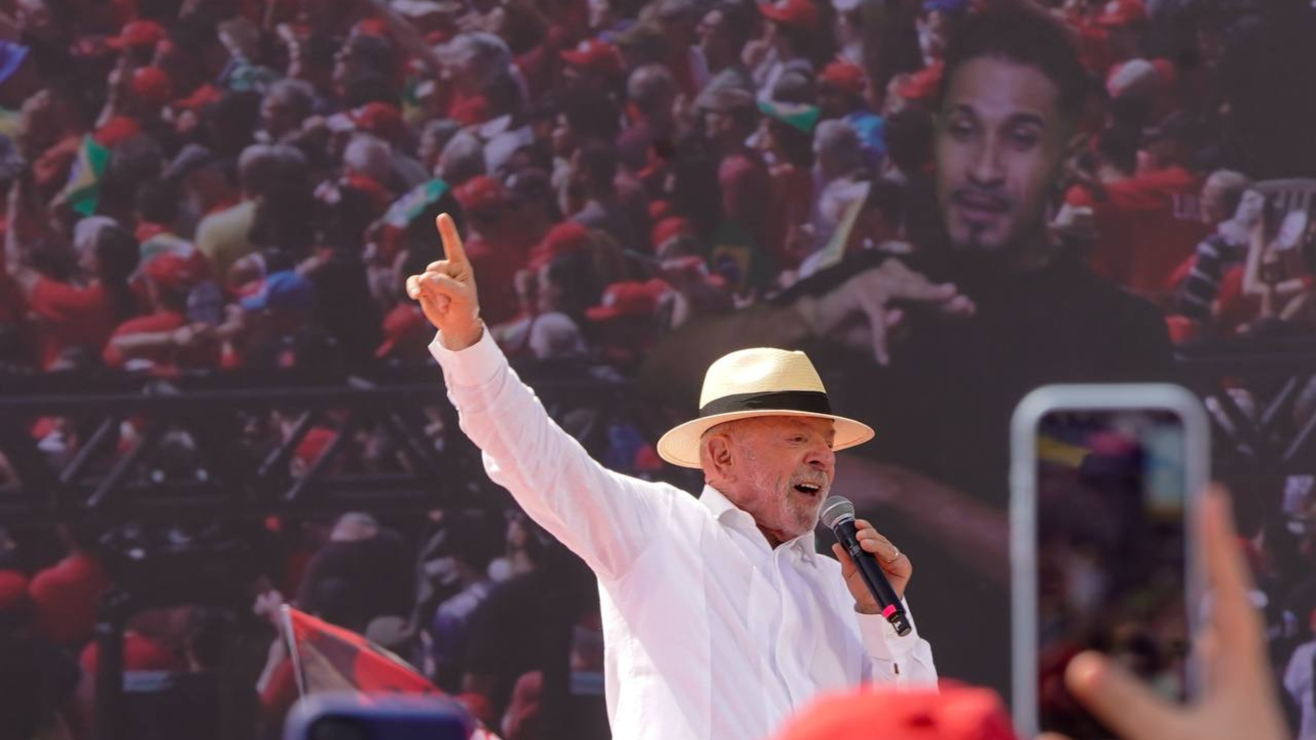 Lula participa de ato de campanha em Fortaleza na reta final para o 1º turno