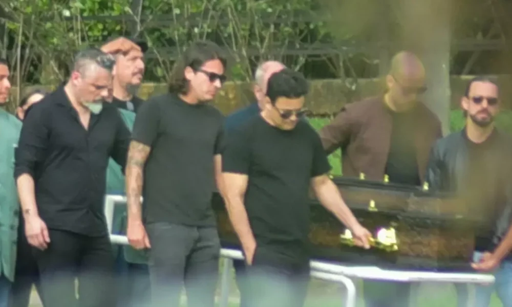 Renner carrega o caixão de Rick no último adeus em Sorocaba