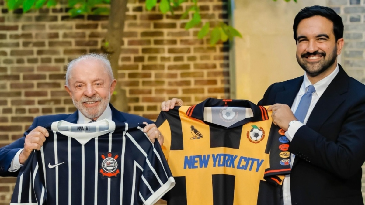 Lula presenteia prefeito de Nova York com camisa do Corinthians