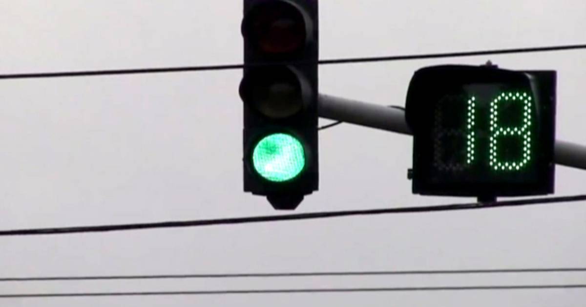 Projeto exige contagem regressiva em semáforos com radar para validar multa