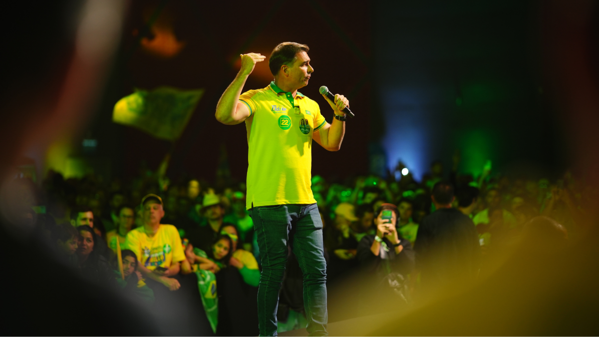 Flávio diz que Lula tenta “comprar voto dos pobres” com Bolsa Família