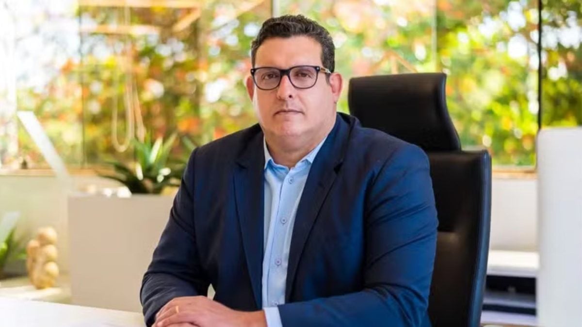 Ex-marqueteiro de Flávio Bolsonaro repassou R$ 1 milhão à produtora de 'Dark Horse'