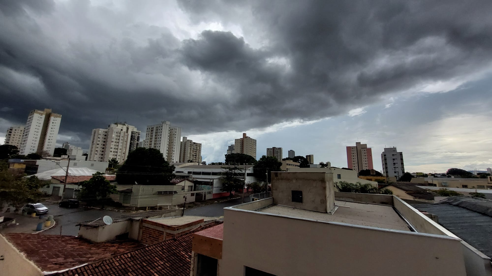 Chuvas de primavera amenizam calor e causam queda de energia em Goiânia