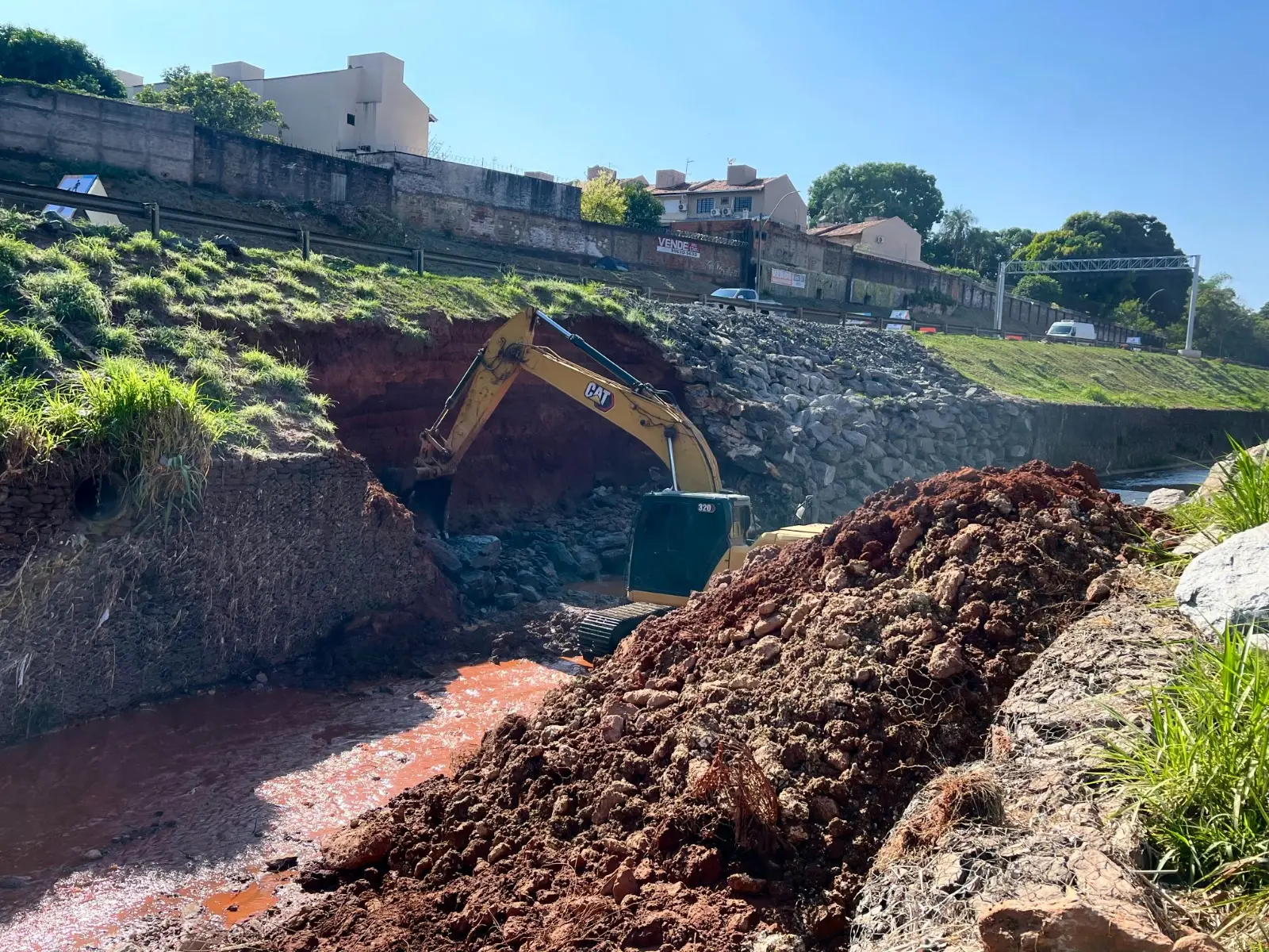 Prefeitura inicia obra para conter erosão na Marginal Botafogo, em Goiânia