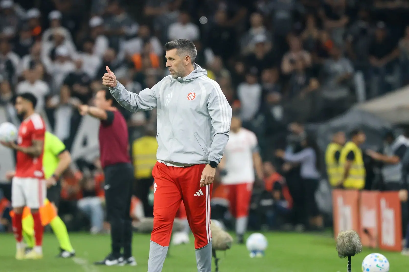 Brasileirão registra 18 trocas de técnicos em 2026; sete clubes mantêm comando