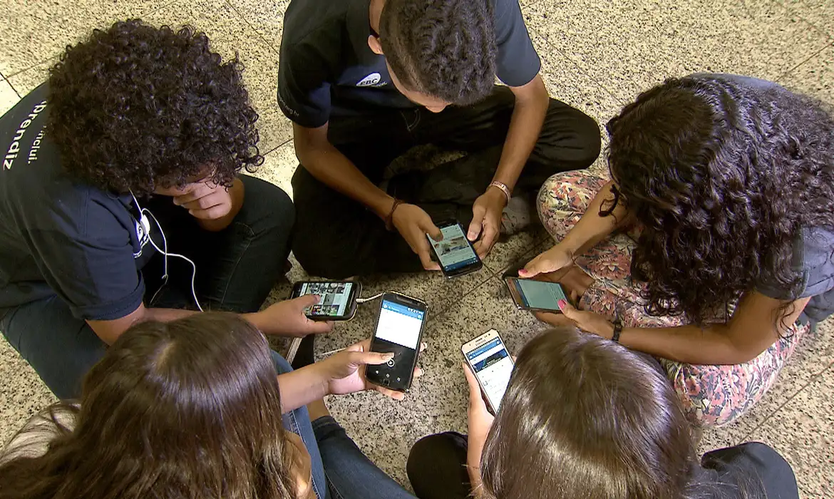 Europa estuda proibição de redes sociais para menores de 15 anos