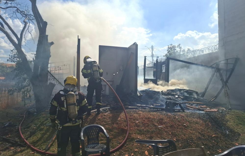 Residência no Setor Jaó pega fogo em Goiânia