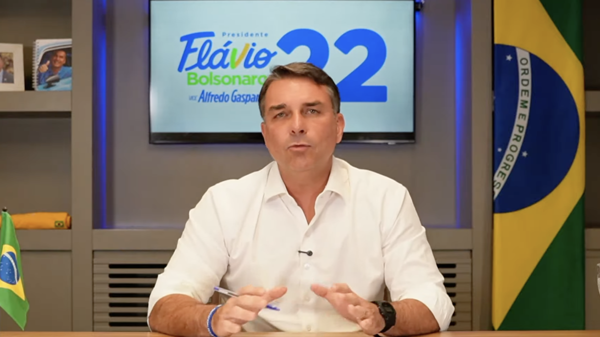 Assessora de Flávio Bolsonaro tratou de emenda com miliciano condenado no caso Marielle