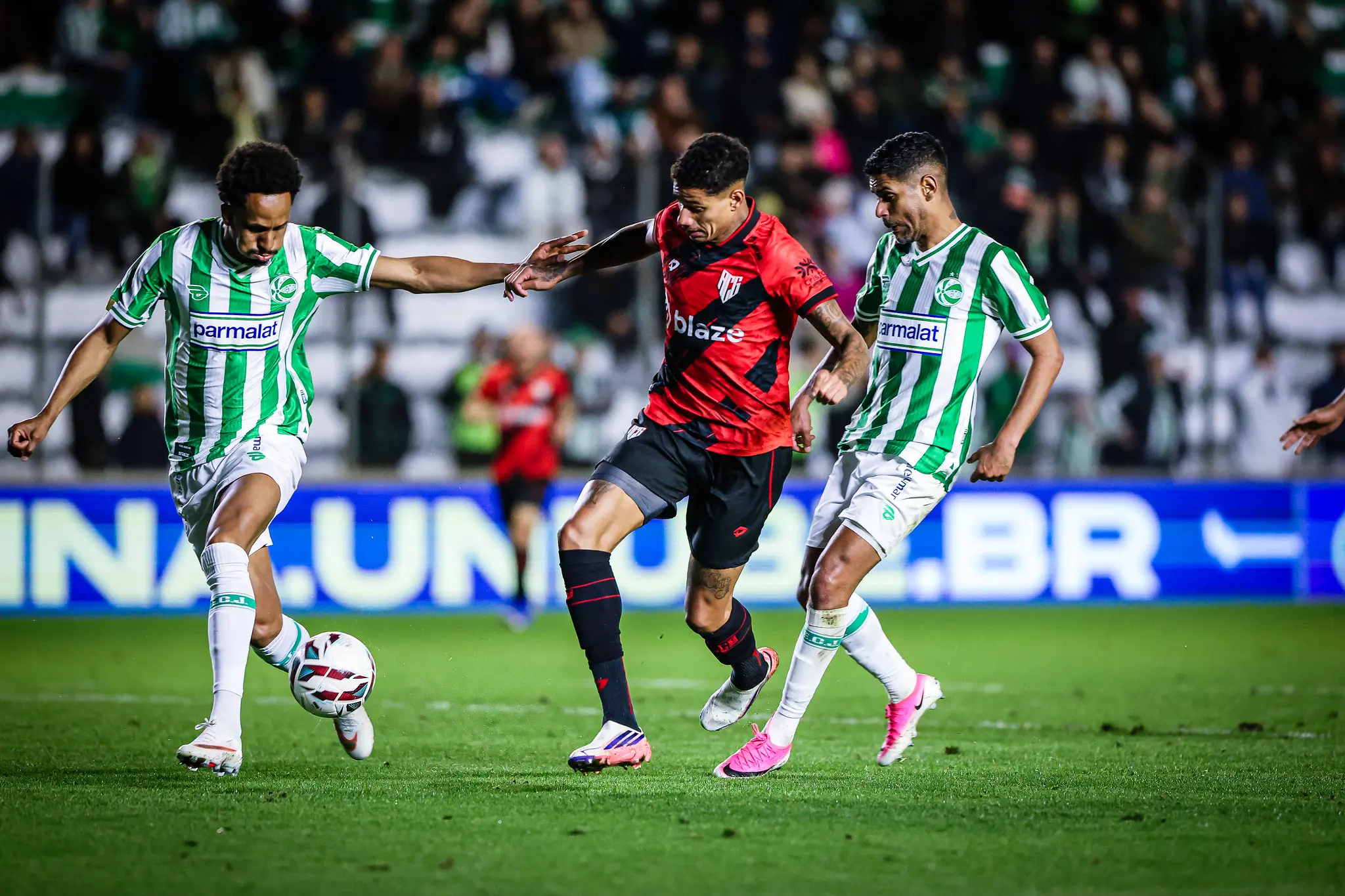 Série B: Atlético-GO sai na frente, leva virada e arranca empate no final contra o Juventude