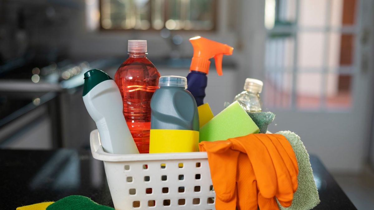 Anvisa alerta para riscos de misturar produtos de limpeza