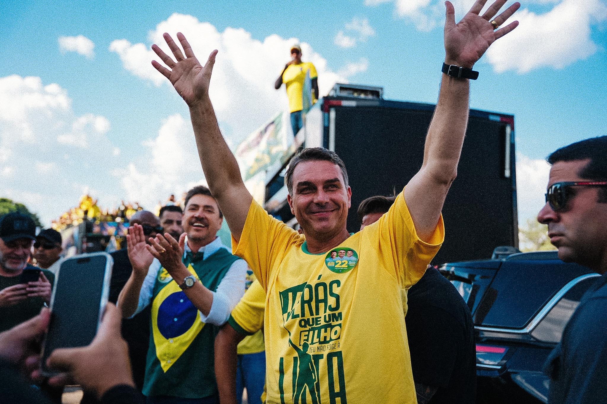 Flávio Bolsonaro confirma presença em debate da Globo e desafia Lula para confronto