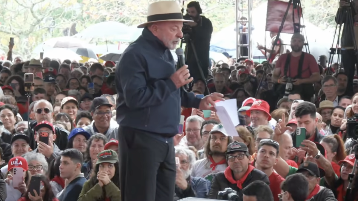 Lula diz querer vencer eleições para manter Bolsonaro na prisão