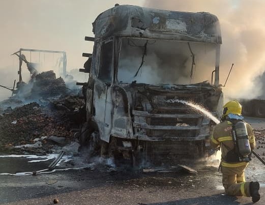 Caminhão carregado de maçãs incendeia na divisa de Goiás com Tocantins