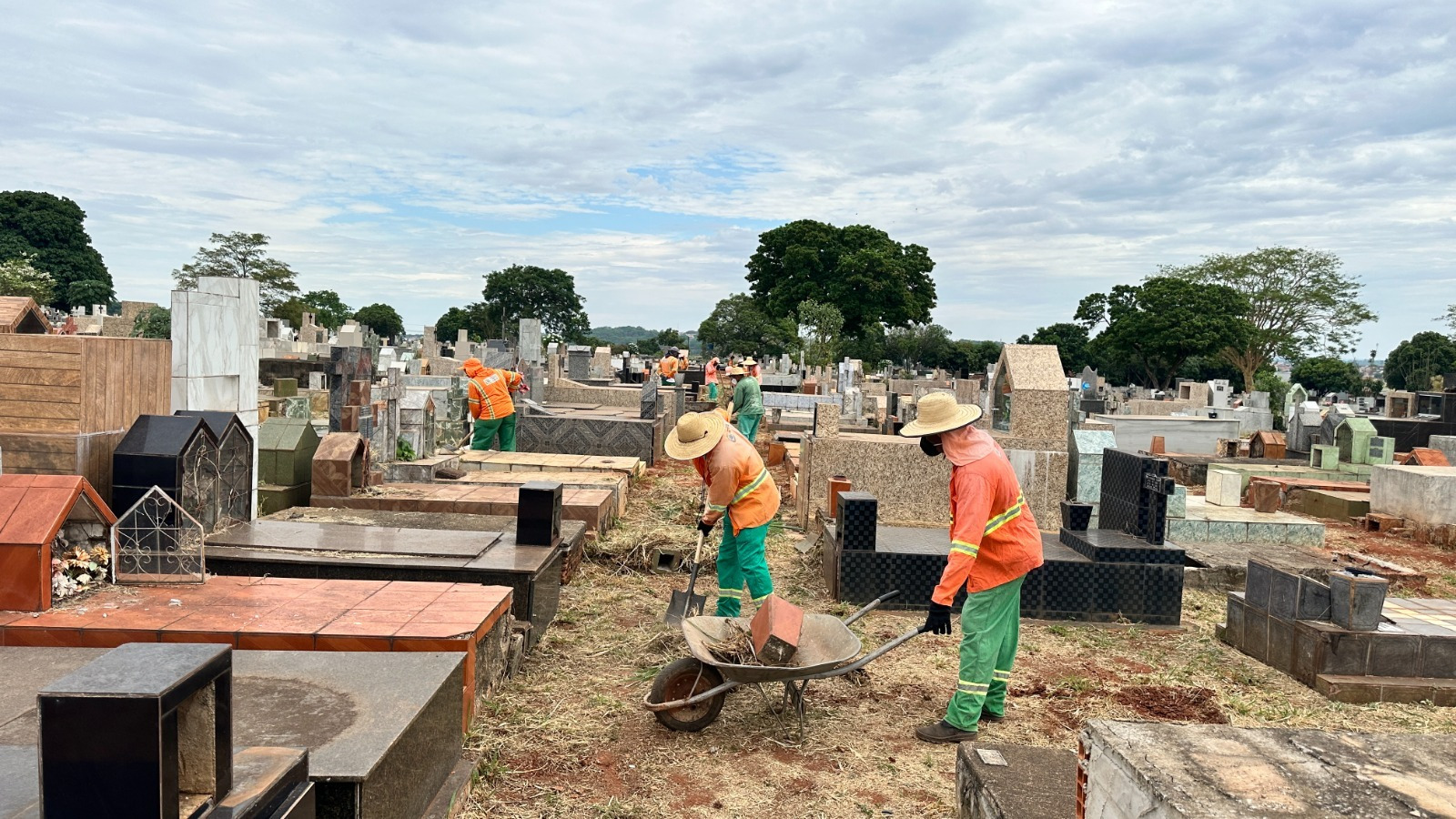 Cemitério Santana recebe limpeza e manutenção em Goiânia