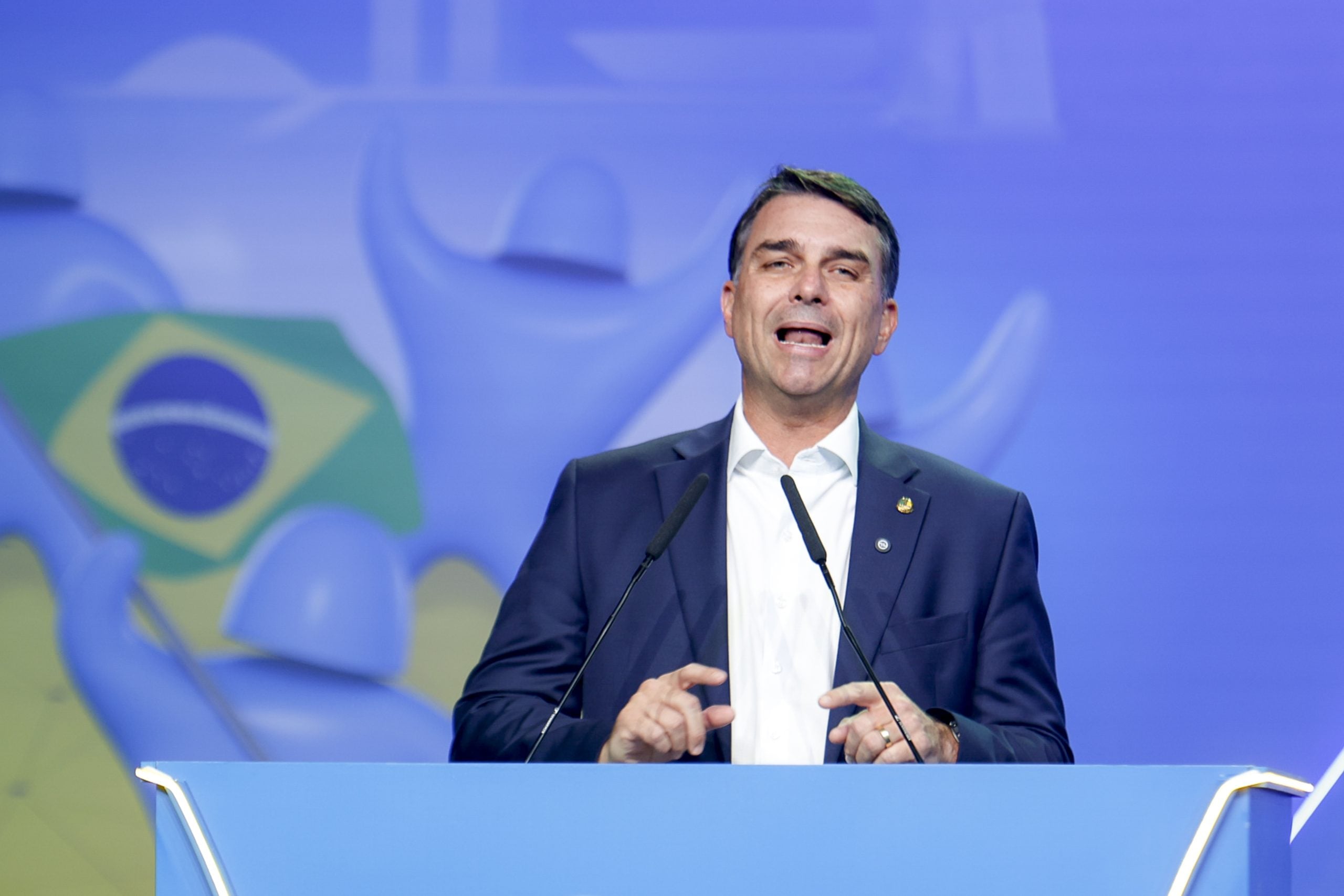 Defesa de Flávio Bolsonaro pediu quatro vezes para Mendonça relatar caso Dark Horse
