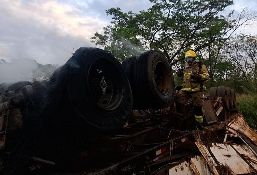Tragédia na BR-364: motorista morre carbonizado em acidente com carreta em Jataí