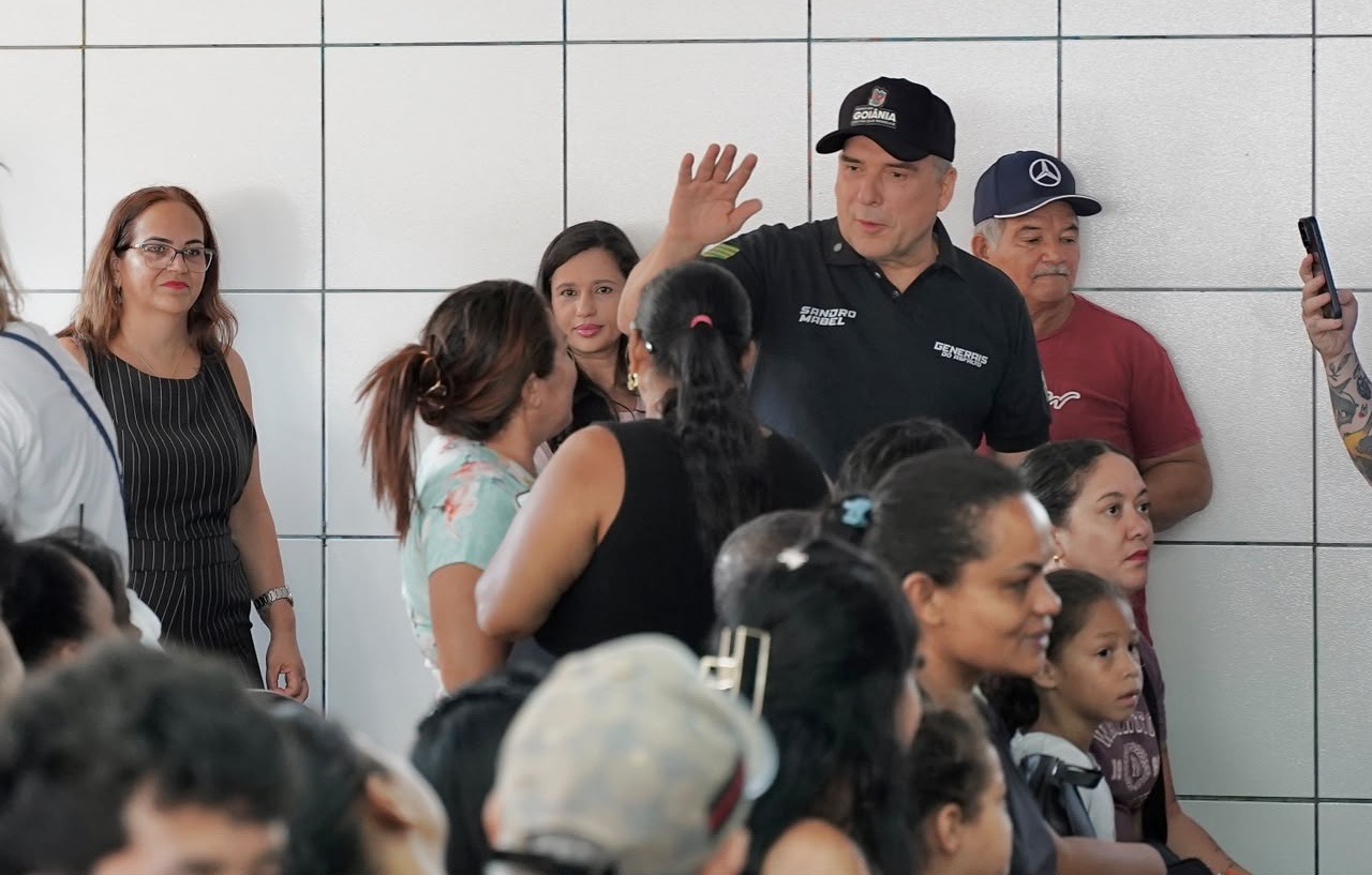 Prefeito Sandro Mabel vistoria ações e serviços em mutirão no Residencial Buena Vista
