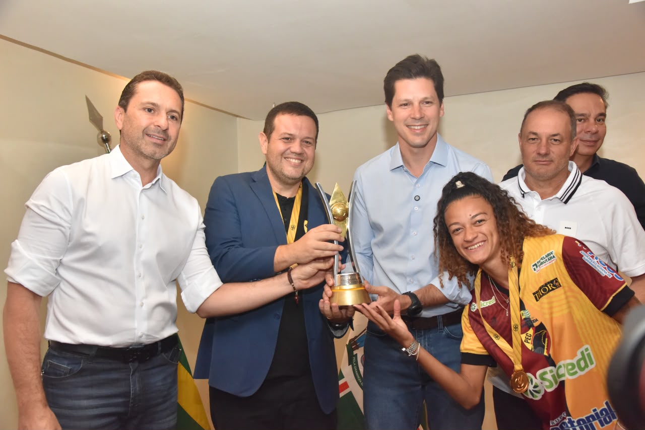 Prefeito de Aparecida recebe campeãs brasileiras do Planalto e celebra título inédito em Goiás