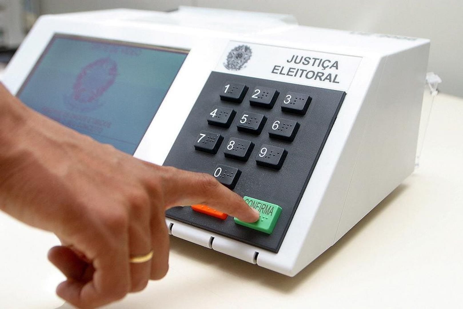 TSE suspende regra e presos provisórios poderão votar em 2026
