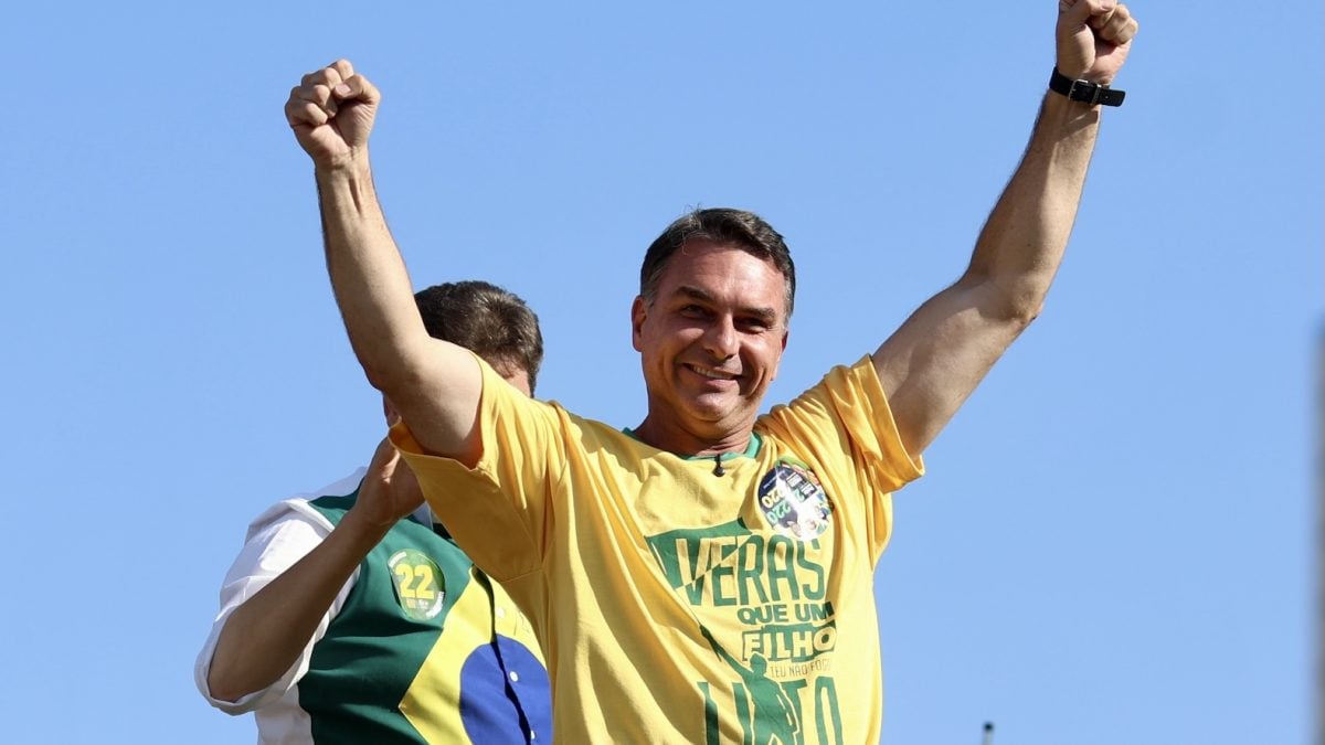 Flávio Bolsonaro acusa Cnbb de ajudar Pt a espalhar fake news; entidade rebate