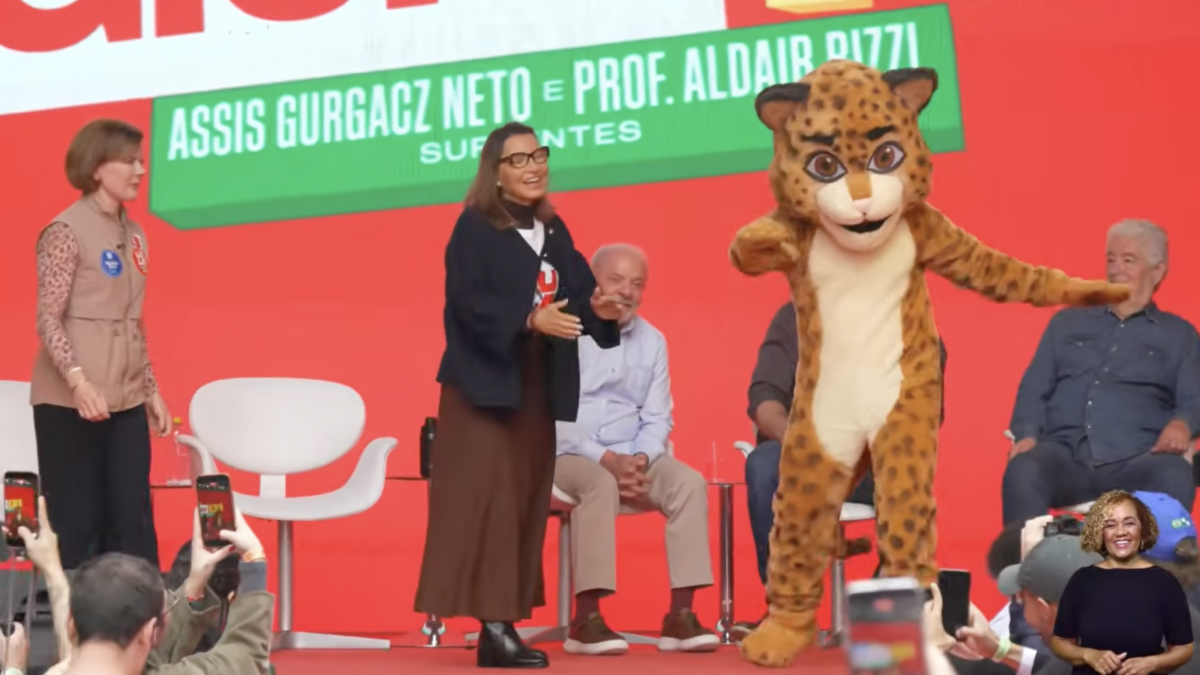 Janja e Gleisi dançam com onça durante ato de Lula em Curitiba