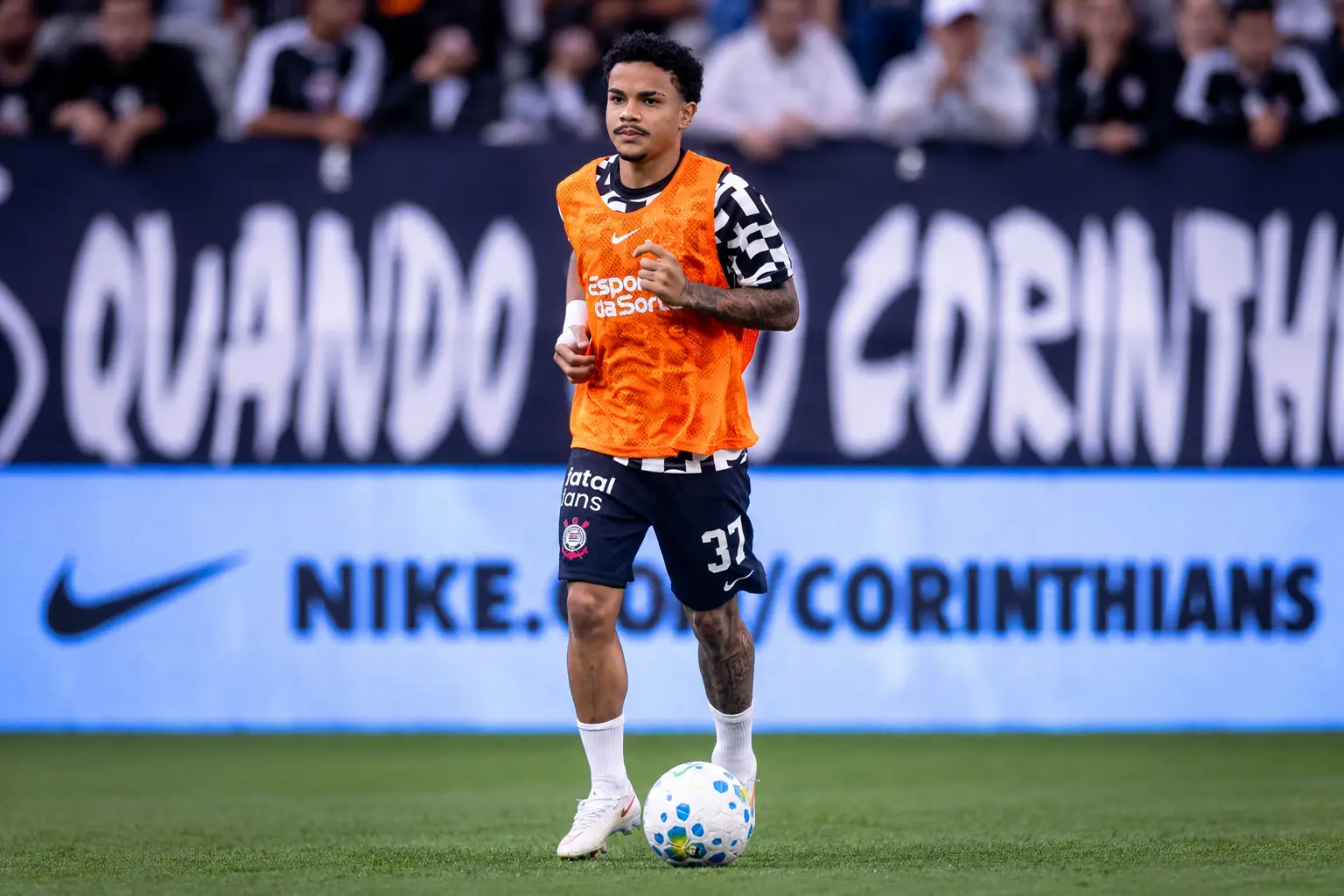 Corinthians avalia proposta milionária de site de acompanhantes para patrocínio máster