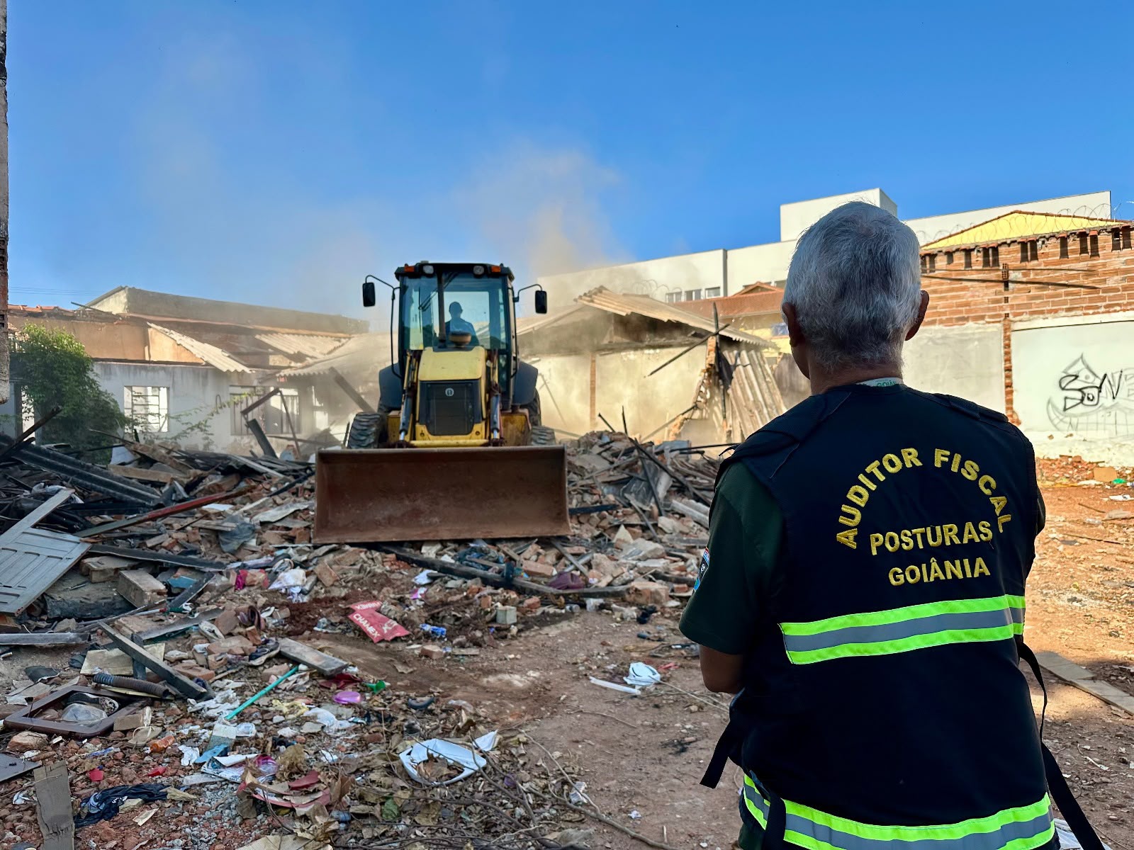 Prefeitura de Goiânia demole imóvel abandonado há mais de 10 anos no Centro
