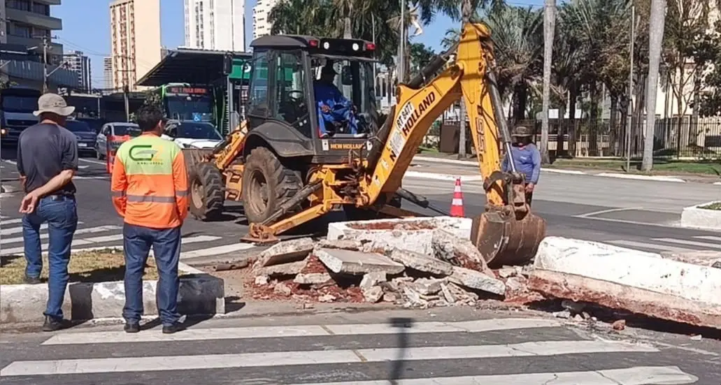 Prefeitura de Goiânia retira muretas da Praça Cívica após registros de acidentes