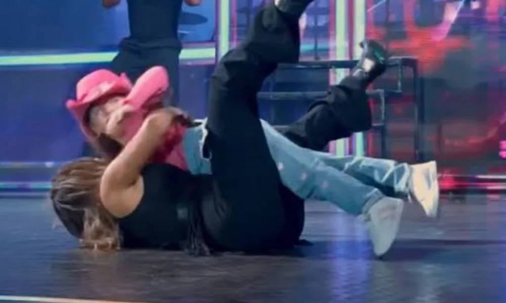Simone Mendes se desequilibra e cai no palco após abraço de fã mirim