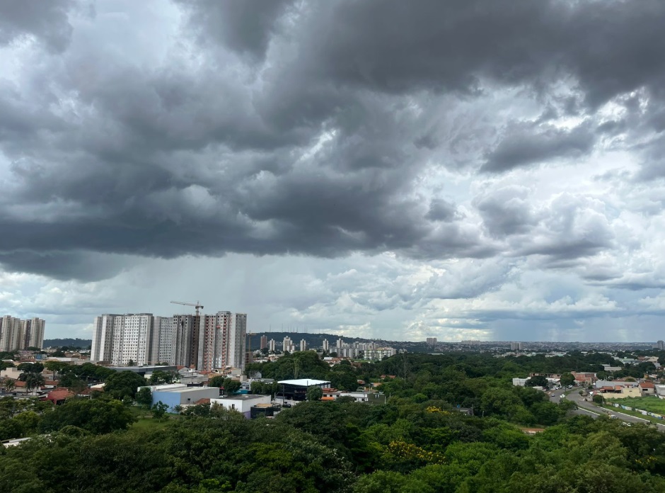 Calor e nebulosidade aumentam chance de pancadas isoladas de chuva em Goiás