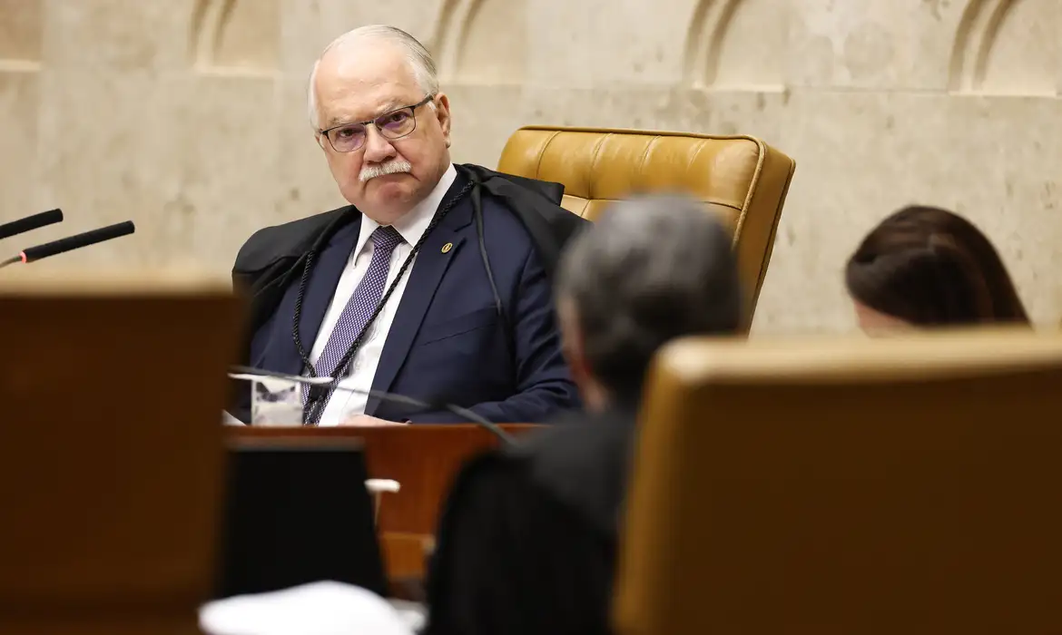 Fachin rejeita julgamento conjunto e marca sessão sobre Mendonça para 23 de setembro