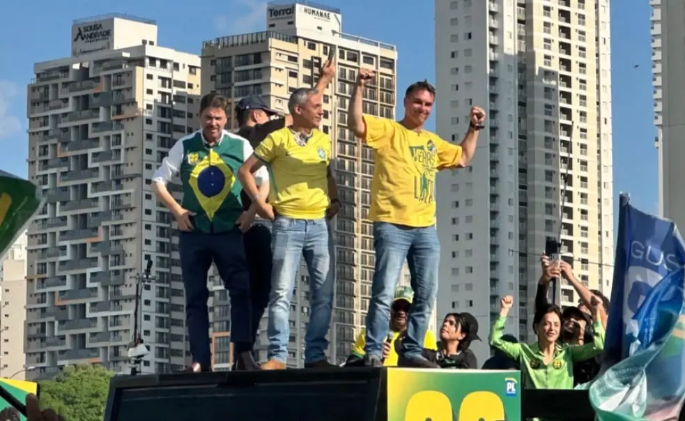 Senador Flávio Bolsonaro participa de motocarreata em Goiânia ao lado de Wilder Morais