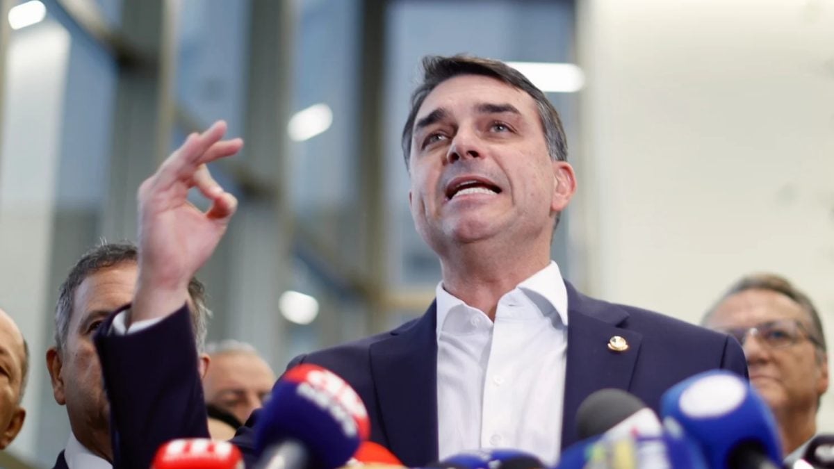 Flávio Bolsonaro pede cassação da chapa de Lula no TSE por abuso de poder político