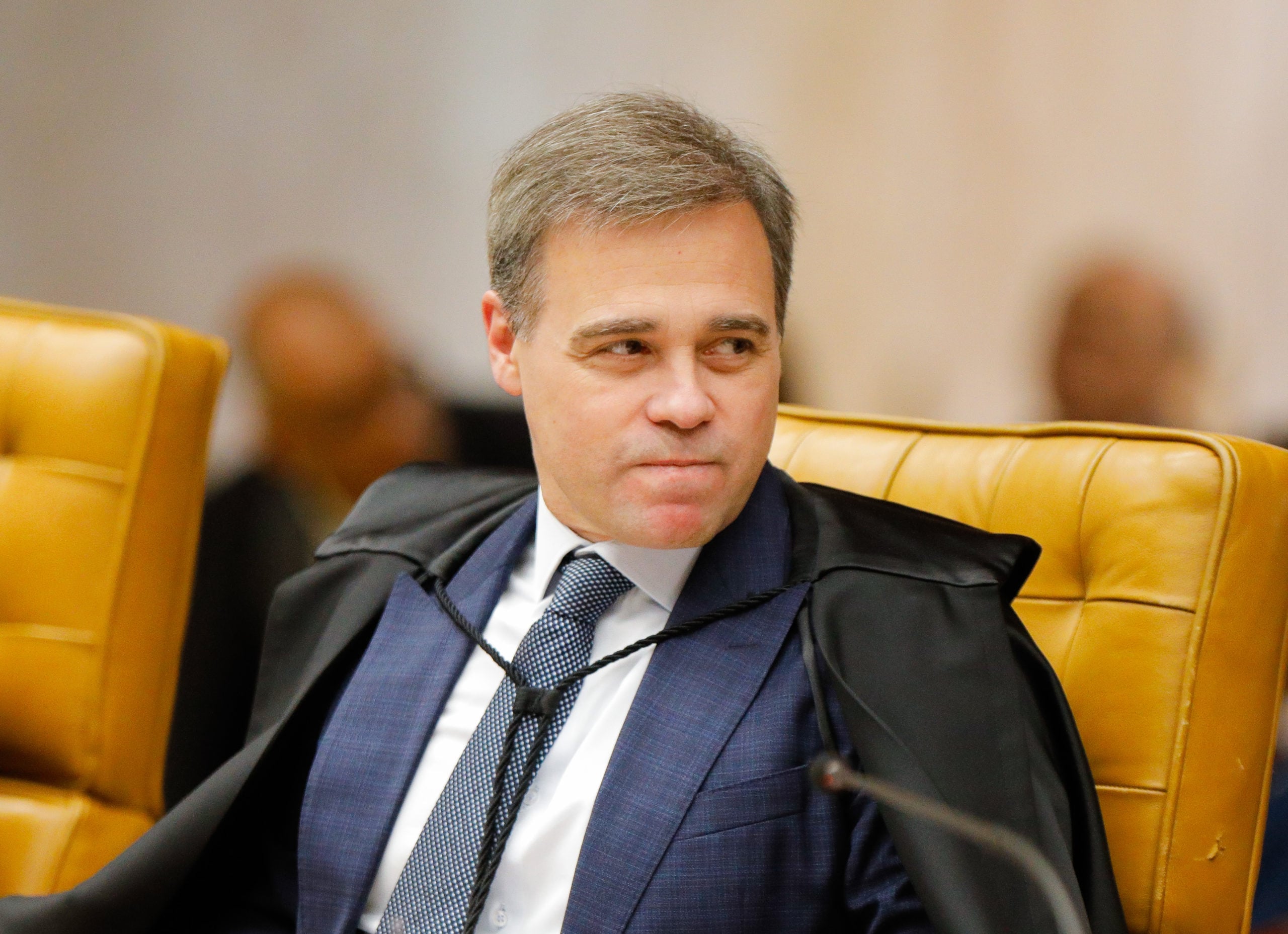 Mendonça é aplaudido e chamado de herói em voo para São Paulo