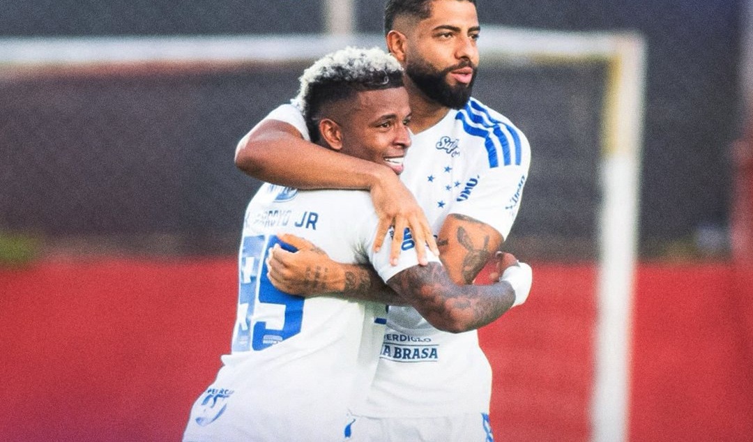 Cruzeiro vence Vitória de virada e se recupera no Brasileirão