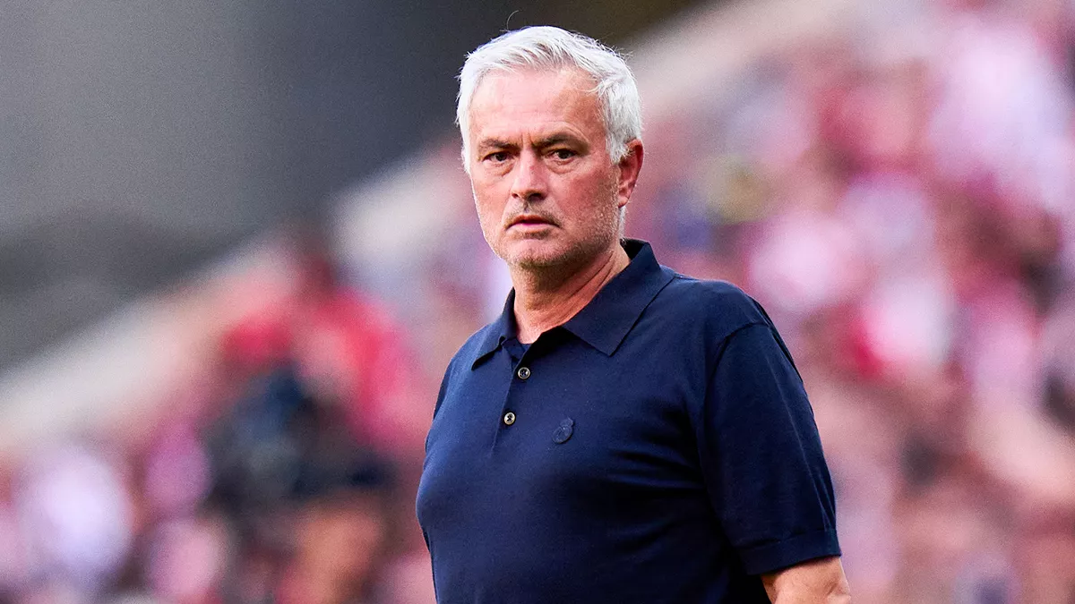 Real Madrid e Mourinho criticam arbitragem após derrota no clássico