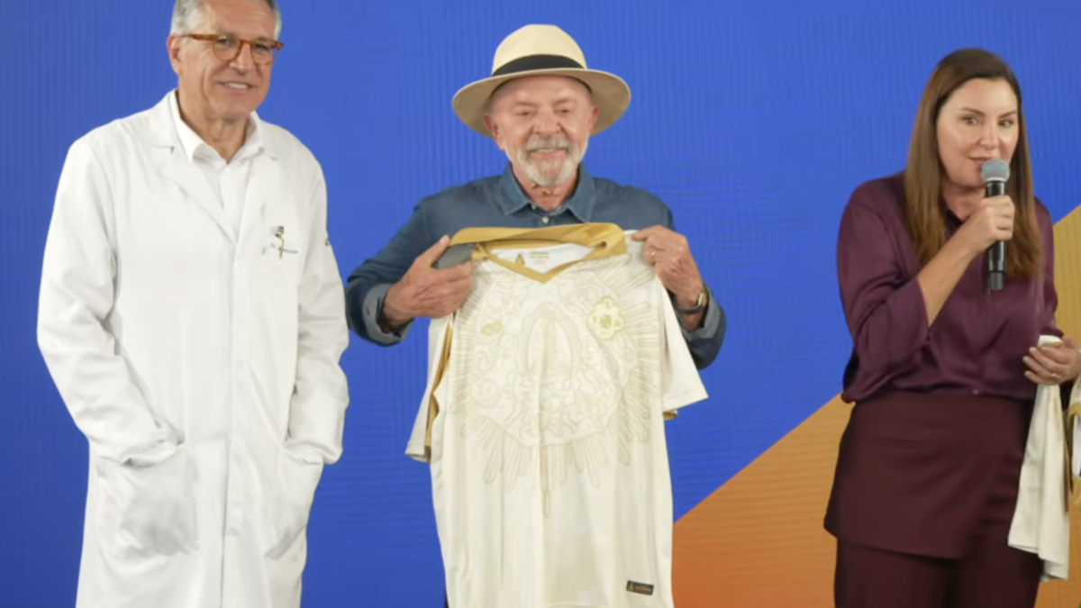 Lula recebe camisa da Tuna Luso em Belém em meio a agenda política no Pará
