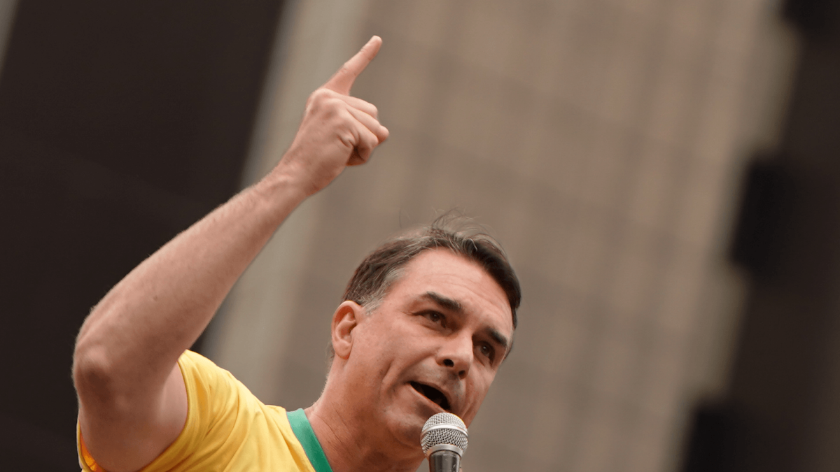 Flávio Bolsonaro acusa Dino de interferência política em operação contra Frias