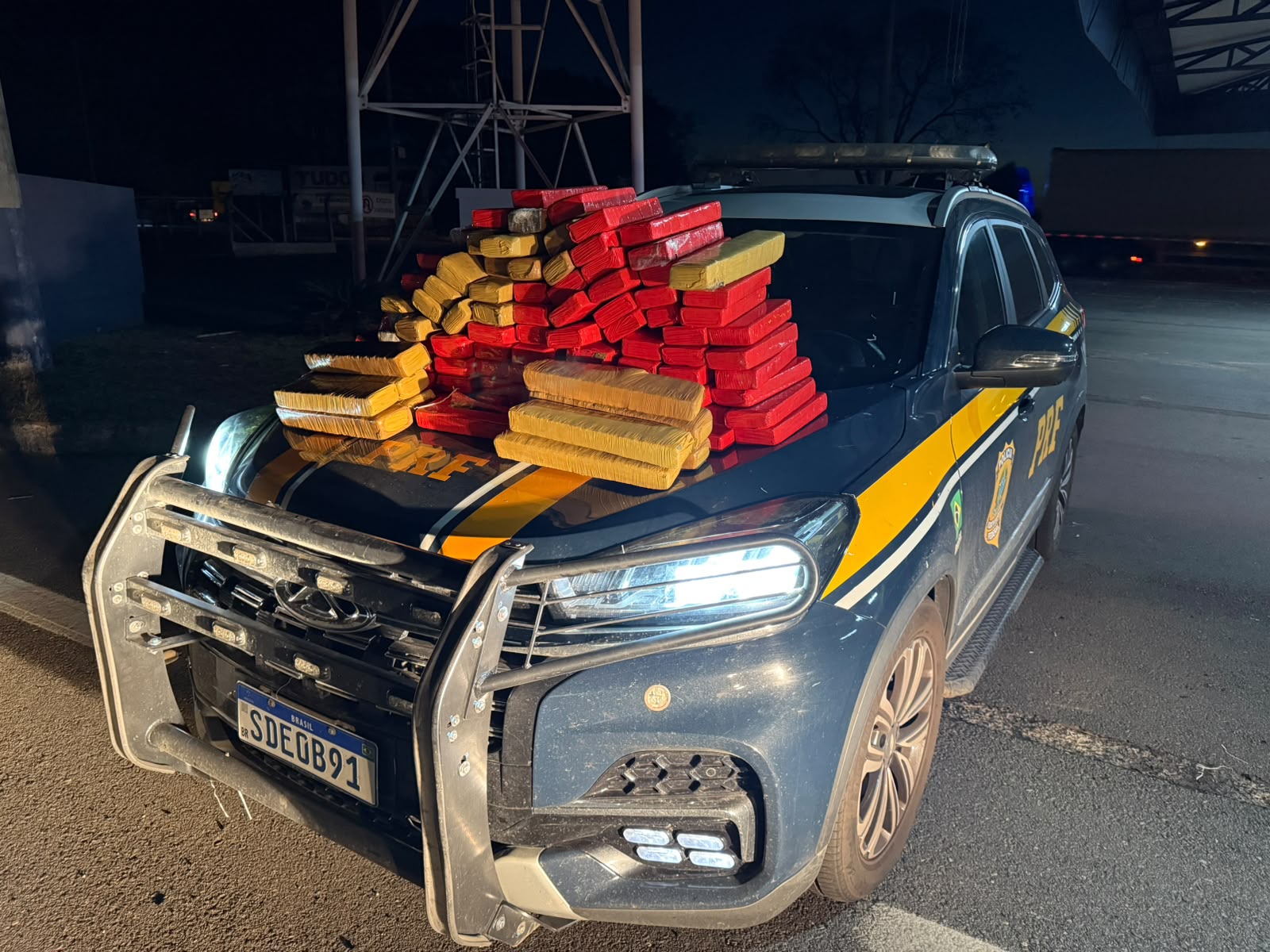 Homem é preso em Hidrolândia com 80 kg de maconha escondidos em carro