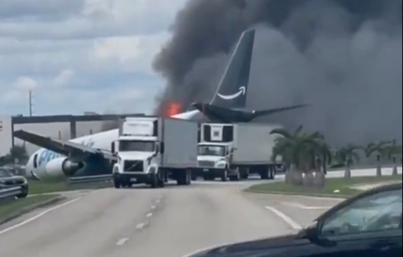 Avião de carga da Amazon sai da pista, colide com veículos e pega fogo no Aeroporto de Miami
