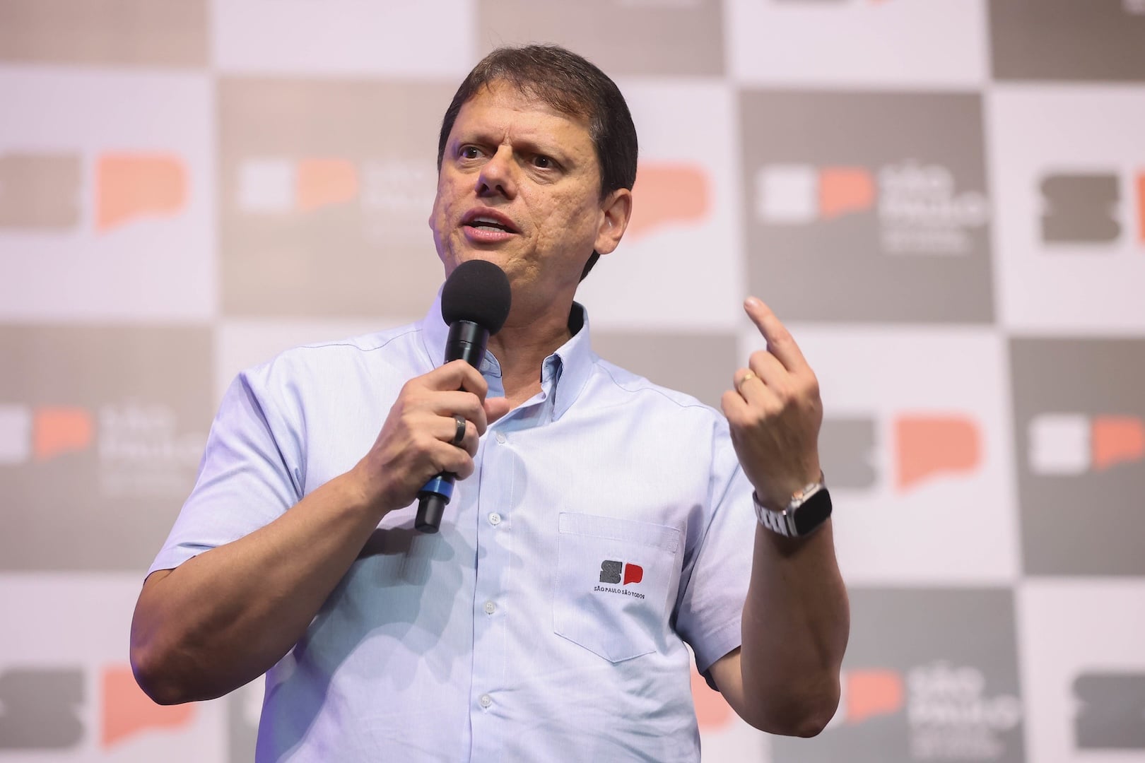 Tarcísio diz que Flávio Bolsonaro está crescendo “na hora certa”