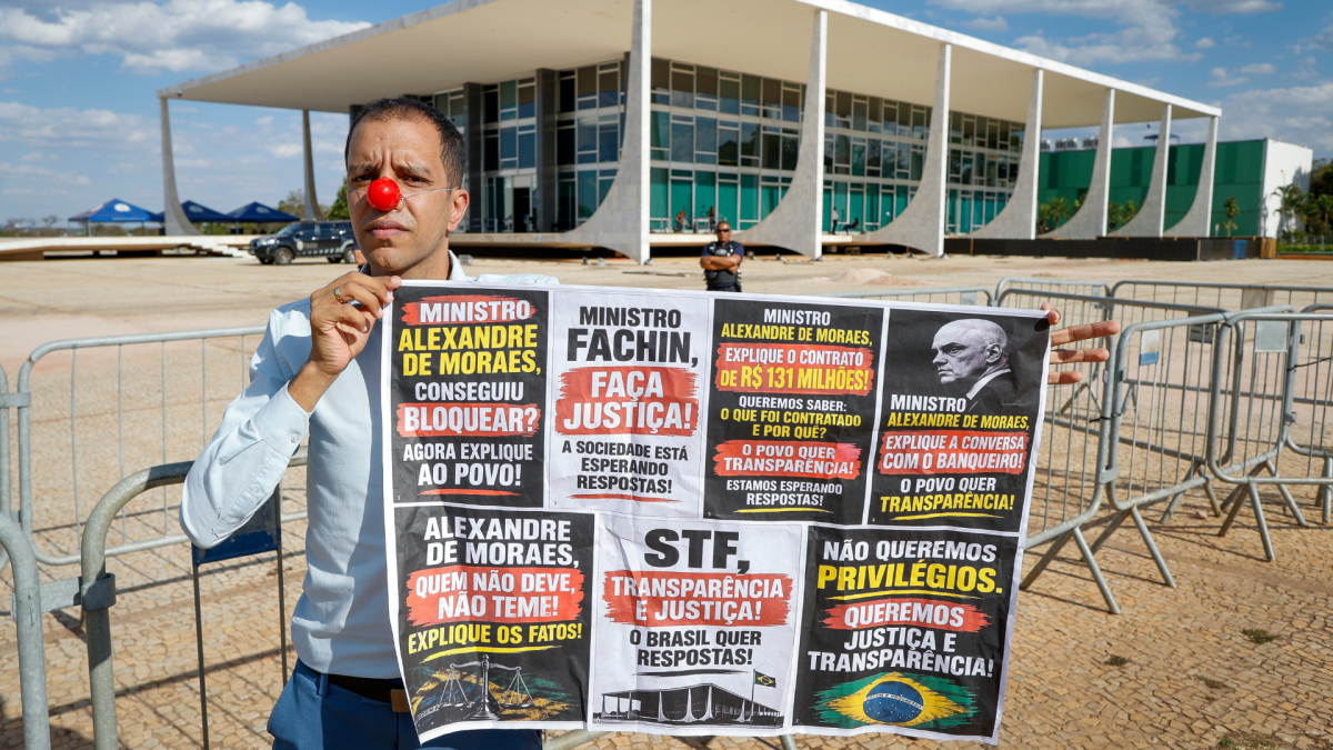Advogado protesta com nariz de palhaço e pede julgamento justo no STF